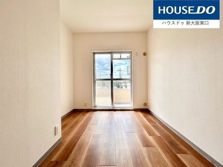 南向きバルコニーがある5帖の洋室です。