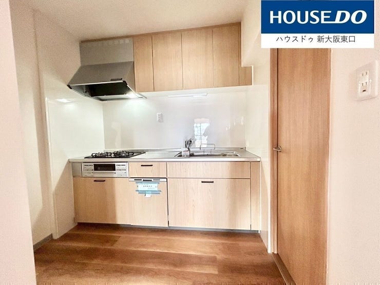 食器乾燥機・三口コンロ・グリル付きのシステムキッチンです。