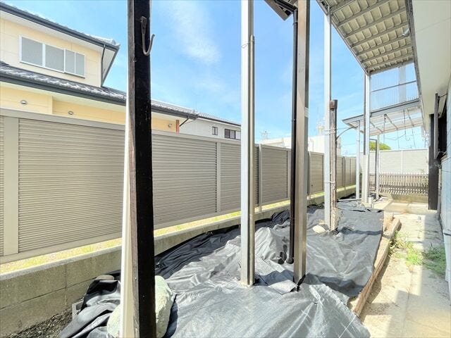 屋根付きで雨の日にも使いやすい庭スペース。目隠しフェンスがあり、周囲の視線を気にせず活用できます。