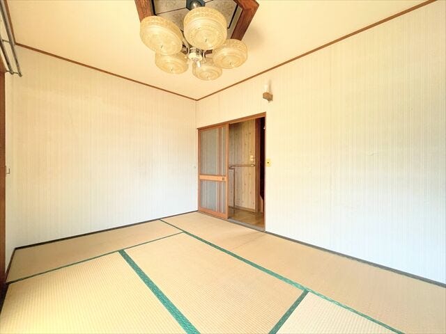柔らかであたたかな感触の畳は
ほどよく湿気を吸ってくれるので、直接肌に触れても快適です。
お昼寝の場所にも最適です。