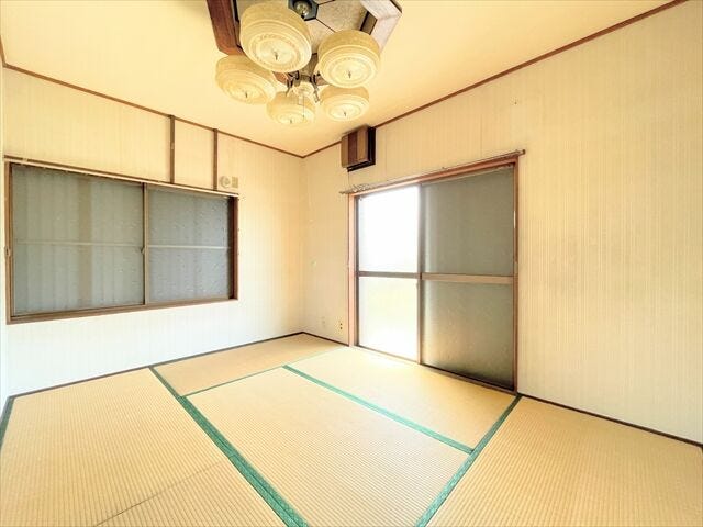 来客時に座布団を出せば応接間になり、布団を敷けば来客用の寝室にもなります。
親族や友人が泊りがけで遊びに来られるようなご家庭では、客間として重宝するはずです。