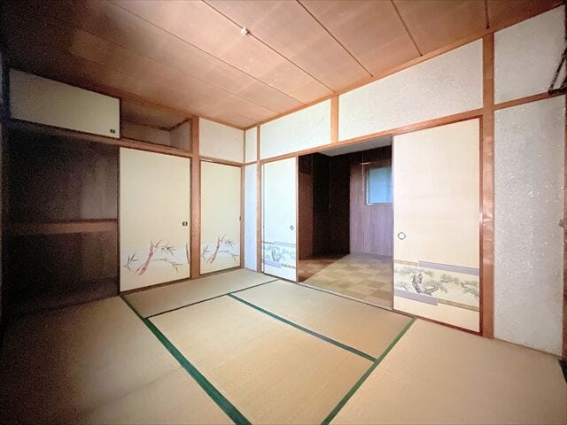 足を伸ばしてくつろげる和室。
日々の疲れを癒す、心安らぐ空間です。