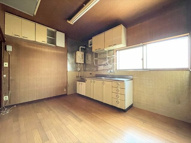 窓から明るい光が差し込む、ゆとりあるキッチンスペース。