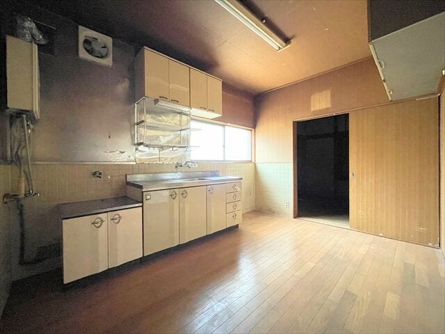窓から自然光が差し込む、ゆとりあるキッチンスペース。ダイニングテーブルも配置しやすいです。