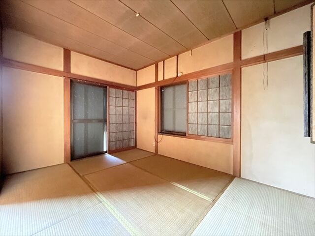 伝統的な趣を感じられる和室。二面採光で風通しも良く、落ち着いて過ごせる空間です。