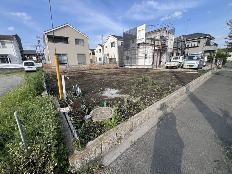 【外観】
周辺に高い建物がなく、開放感あふれる好立地です。平坦地のため建築プランも自由自在。理想のマイホームをゼロから形にしませんか?周辺環境も落ち着いた、暮らしやすいエリアです。