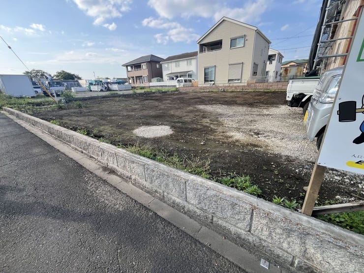 周辺に高い建物がなく、開放感あふれる好立地です。平坦地のため建築プランも自由自在。理想のマイホームをゼロから形にしませんか?周辺環境も落ち着いた、暮らしやすいエリアです。