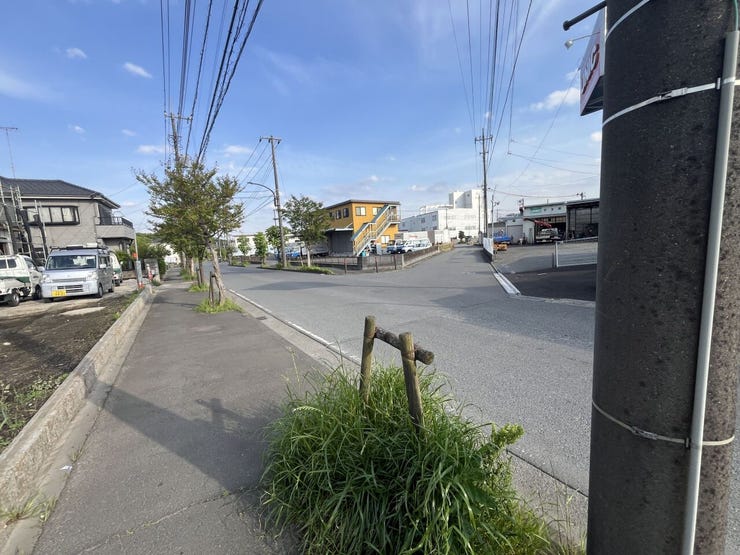 前面道路が広く、見通しの良い好立地です。お車の出し入れもスムーズで、小さなお子様がいるご家庭も安心。青空が広がる開放的な環境で、ゆとりある新生活を始めませんか?