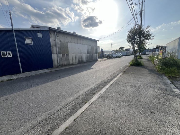 前面道路はゆとりある幅員があり、歩道もしっかり整備されています。小さなお子様の通学やベビーカーでの移動もスムーズで安心。開放感のある健やかな暮らしをここから始めませんか?