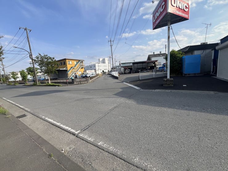 道幅にゆとりがあり、見通しも良いため、小さなお子様がいるご家庭も安心です。歩道も整備されており、毎日の通勤・通学やベビーカーでの移動もスムーズな住環境です。