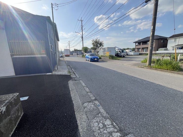 前面道路はゆとりある幅員を確保。視界を遮るものがなく見通しも良好なため、大型車の通行や並列駐車もストレスなく行えます。毎日のフットワークが軽くなる、開放感あふれる立地です。(