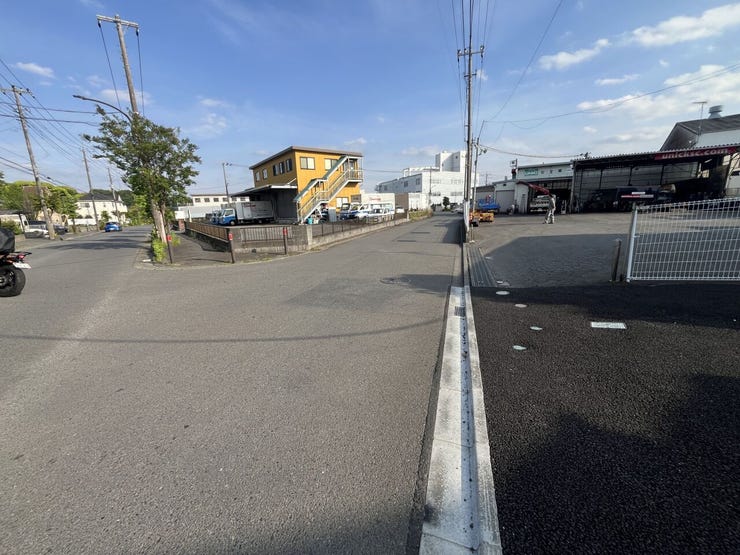 前面道路はゆとりある幅員を確保。視界を遮るものがなく見通しも良好なため、大型車の通行や並列駐車もストレスなく行えます。毎日のフットワークが軽くなる、開放感あふれる立地です。