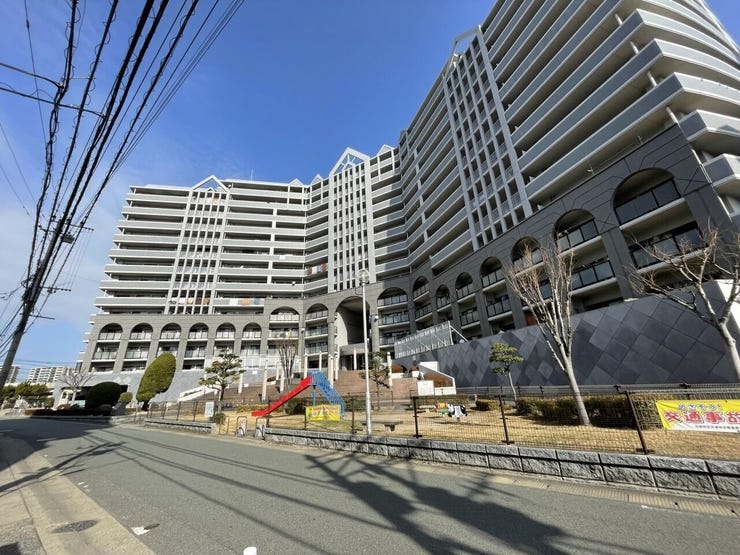 【外観】
おしゃれな外観の分譲マンションです♪