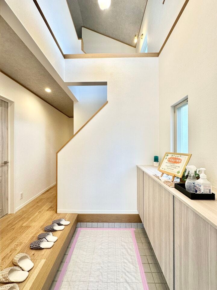 開放的な広々吹抜け玄関♪シューズボックスも新規交換済み♪