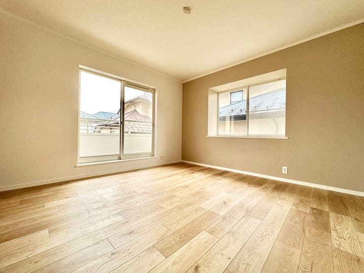 2階8.0帖の洋室です。