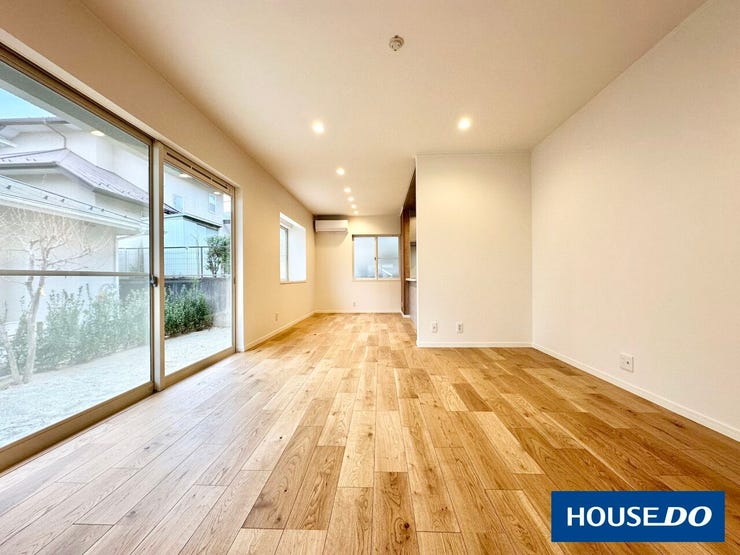 家族が集うLDKは南西向き18.0帖の大空間♪高級感ある無垢突板フロアを採用♪