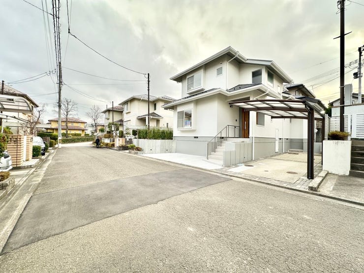 駐車スペース3台分(うちカーポート1台分)付き♪道幅も広く駐車も楽ちん♪