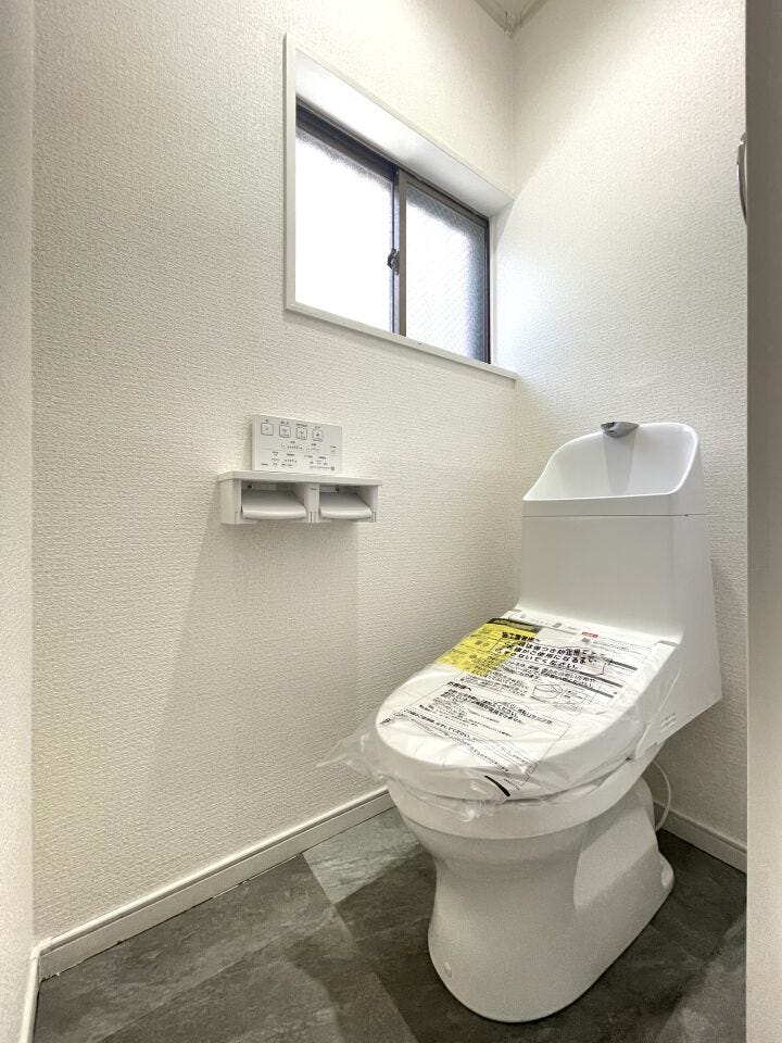 ◇トイレ◇
清潔感溢れ、居心地よく落ち着ける空間となっています。グリーンをプラスしてさらに清潔感をアップするのもオススメです。空気がきれいに感じられ、おしゃれ度もアップしますね。