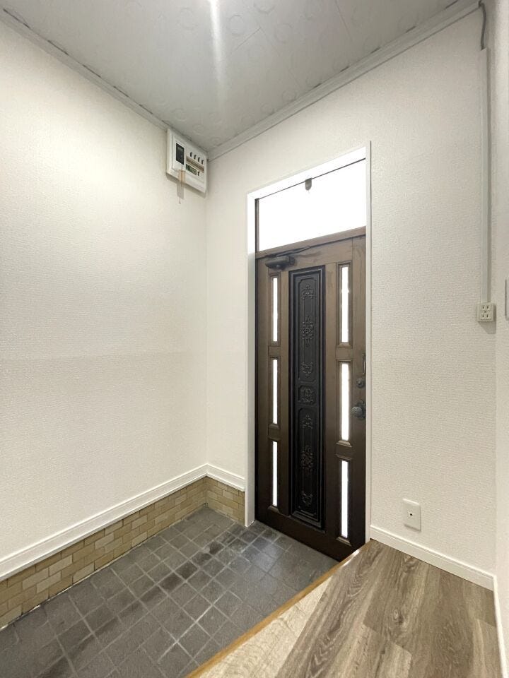 ◇玄関◇
明るく、温かな雰囲気で家族の帰りや来訪者を出迎えてくれる玄関。玄関周りはその家や家族を映し出す、家の顔。どこまでも明るく快適でありたいですね。