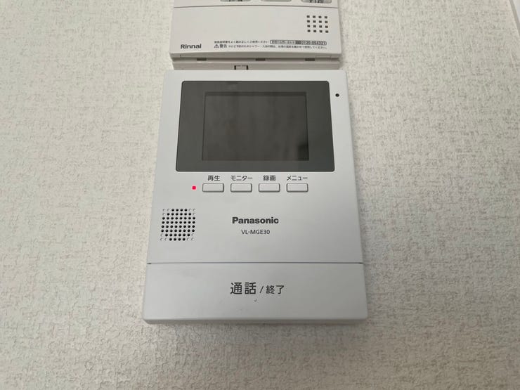 ◇TVモニター付インターホン◇
TVモニターで訪問者を確認してから会話することができますので、安心して対応していただけます。また、姿を見られたくない空き巣や不審者が嫌がるため防犯効果も高まります。