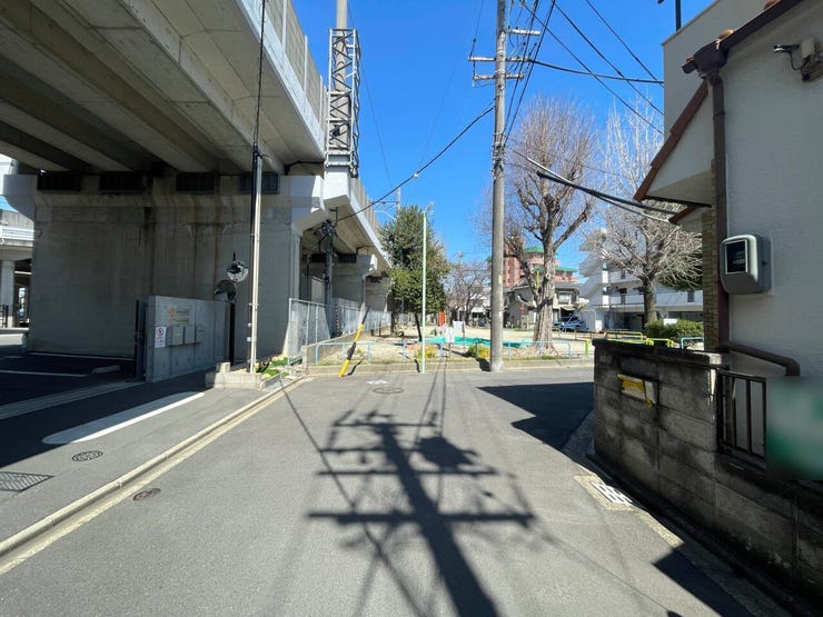 ◇前面道路◇
北東側に面する道路は約4.9m、北西側に面する道路は約4.9mです。角地につき陽当たり良好です。
