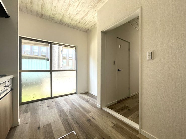 ◇DK◇
窓からの陽射しが射し込み日当たりが良好。とても綺麗な採光が降り注ぐ空間です。