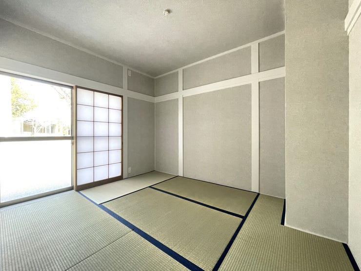 ◇和室◇
様々な用途に利用可能な和室。くつろぐスペースとして、子供の遊び場として。また急な来客時にも柔軟に対応してくれる空間です。