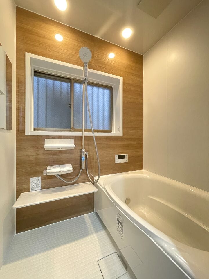 ◇浴室◇
毎日の疲れを癒す場所だからこその、シンプルで落ち着いた空間となっています。浴槽にゆっくりと身を沈め深く瞑想をすれば、また新たな活力が湧いてきます。