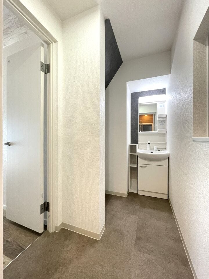 ◇洗面◇
清潔感のある洗面台です。お掃除もしやすく、身だしなみや、自分を綺麗にする場所だからこそ清潔にしていたいですね。