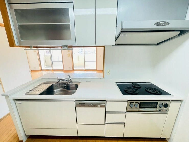 ご家族の顔を見ながら炊事ができるキッチン☆
調理スペースもしっかり確保されています。