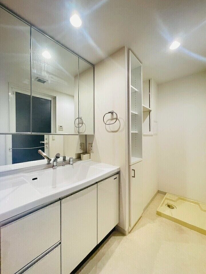 白を基調とした広々洗面所♪
大きい鏡もあり朝の身支度も捗ります!