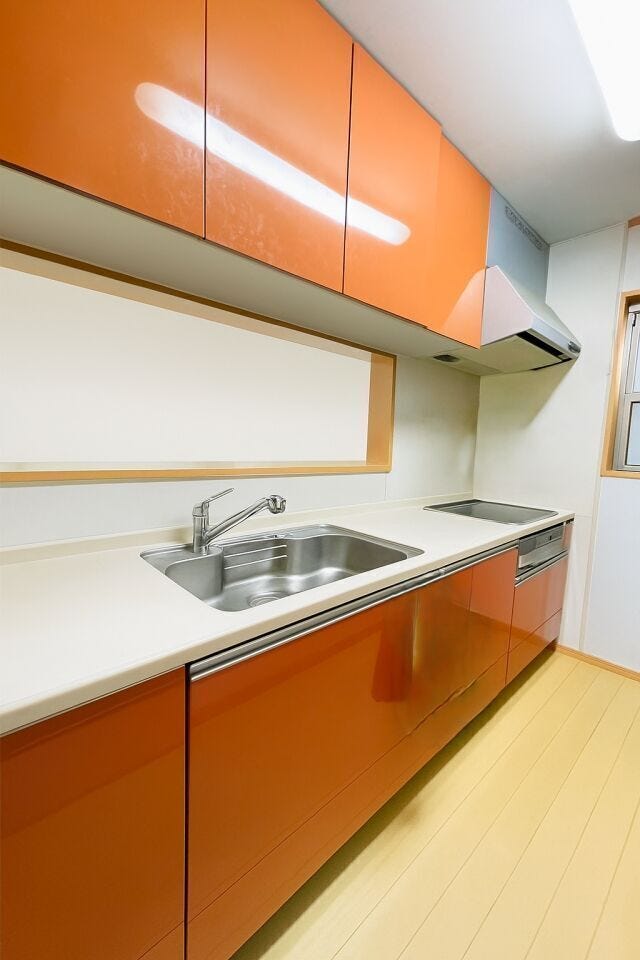 調理スペースも広々としてお料理も捗るキッチン☆
人気のカウンタータイプです♪
※小物類を除去する修正を行っております。