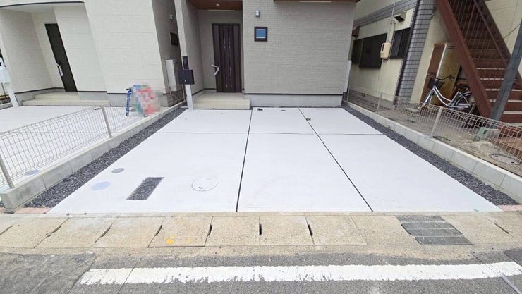 【駐車場 並列2台分】
両方の車が独立して駐車できるため、片方の車を移動させる必要がなく、効率的に出し入れができます!
車を出し入れする際にバックや切り返しも少なくなるため、駐車が楽になります♪