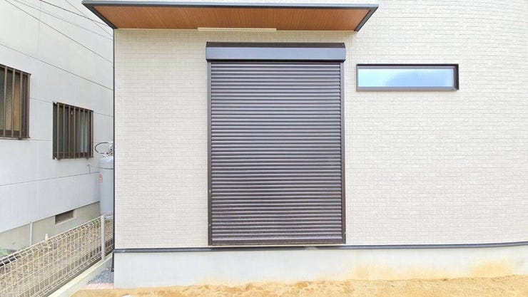 【シャッター付き雨戸】
雨戸とシャッターを組み合わせることで、強風や大雨などの悪天候にもより効果的に対応できます!
また外部からの衝撃や飛来物から家屋を守り、防犯性も向上します♪