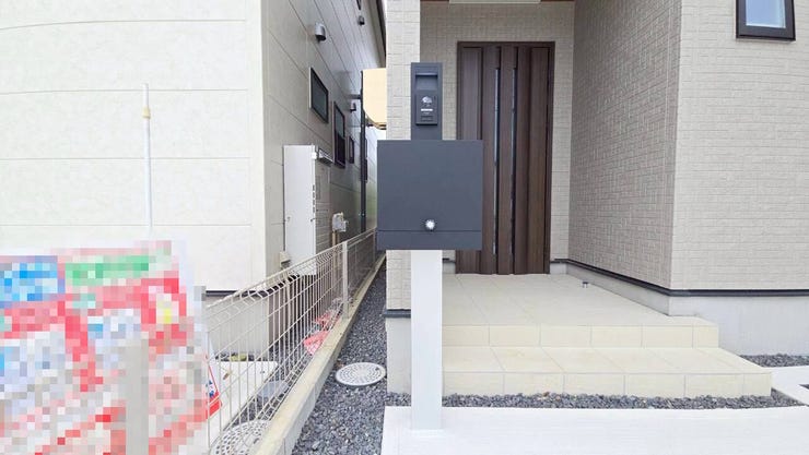 【郵便ポスト】
大切な郵便物をしっかり保管し、不正取得や紛失を防ぐ安心の郵便ポスト!
鍵付きタイプならセキュリティ性が高く、個人情報の保護にも役立ち、日々の受け取りを安全・スムーズにしてくれます!