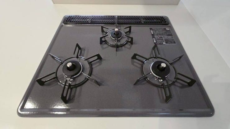 【三口コンロ】
強火、中火、弱火を使い分けて、それぞれに適した調理ができる三口コンロ!
大人数分の料理を手早く準備する際にも便利で、大家族の方やパーティーやイベントのときにも活躍します!