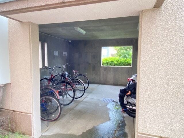 駐輪場は屋根付きで雨の日も安心