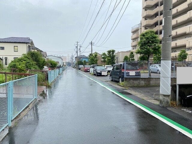 前面道路は綺麗に舗装されています