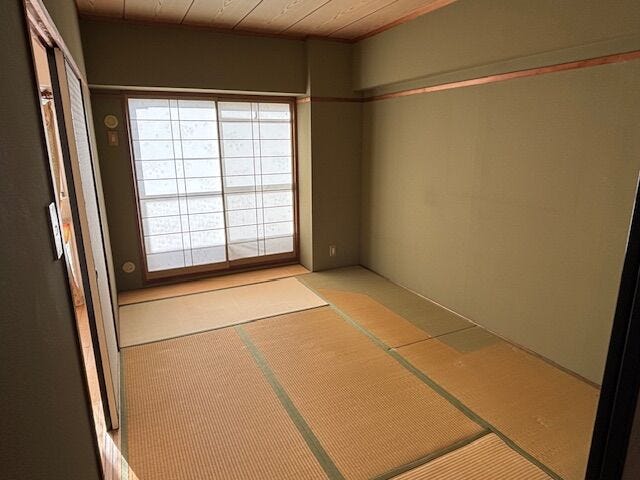 バルコニーに繋がる6帖の和室の様子です。