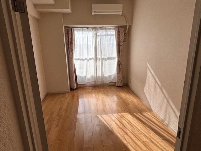 バルコニーに繋がる洋室の様子です。