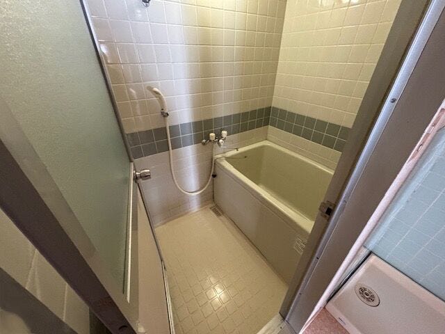 浴室の様子です。
浴槽は10年程前に交換済みです。