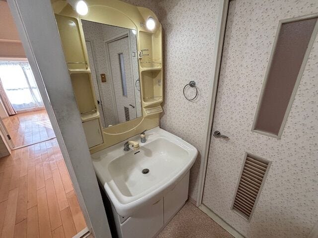 洗面の様子です。
キッチンと玄関ホールのどちらにもつながっています。