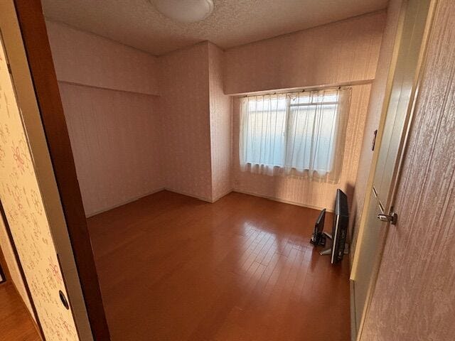 玄関に近い洋室の様子です。