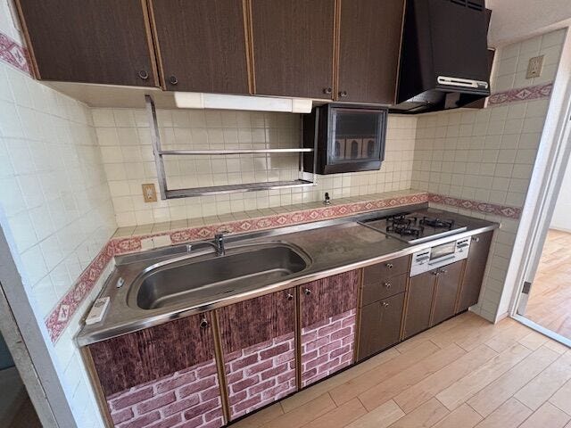 キッチンの様子です。
3口コンロなので、同時に料理が作れますね♪