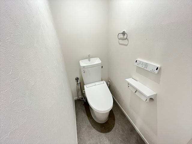 玄関横に完備されています。無駄のないシンプルなトイレは、お好みに合わせた空間づくりが楽しめます。壁付けリモコンでスッキリとしてお掃除もしやすいですね◎
(2025年12月1日撮影)