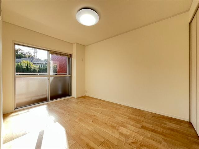 6帖南西側洋室:リビングから出入りができる明るい洋室。ワークスペースやキッズルームにも◎ 暮らしに合わせて使えるつながりのある一室。
(2025年12月1日撮影)