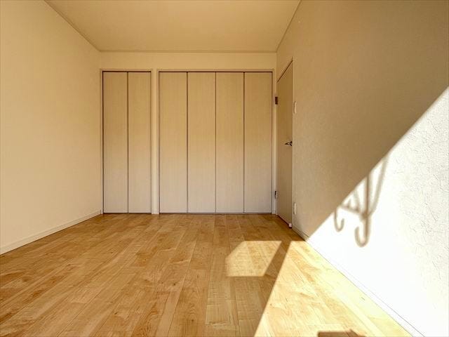 6帖南西側洋室:クローゼットの扉は白色で、お部屋がスッキリとした印象に♪
(2025年12月1日撮影)