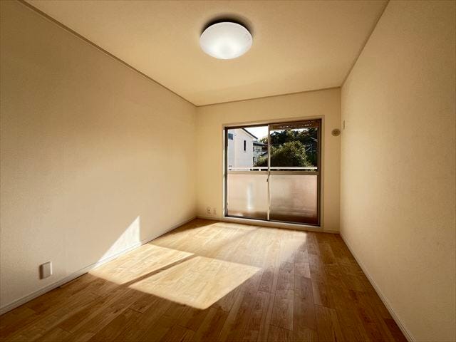 6帖南東側洋室:南東側にあたる洋室です。日差しがたっぷりと降り注ぎ、明るく開放的な空間で、朝の光を感じながら爽やかなスタートが切れる場所です。
(2025年12月1日撮影)