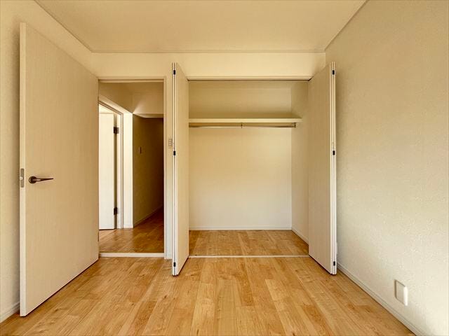 6帖南東側洋室:ハンガーパイプや枕棚があらかじめついているので、サッと片づける事が出来ます!
(2025年12月1日撮影)