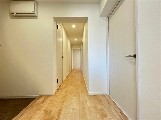 玄関から繋がる廊下スペースです。優しい色合いのフローリングであたたかい雰囲気♪
(2025年12月1日撮影)